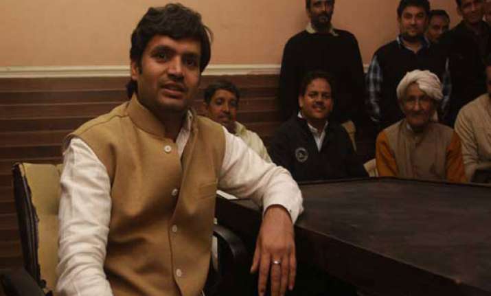 independent mla shokeen withdraws support to aap govt