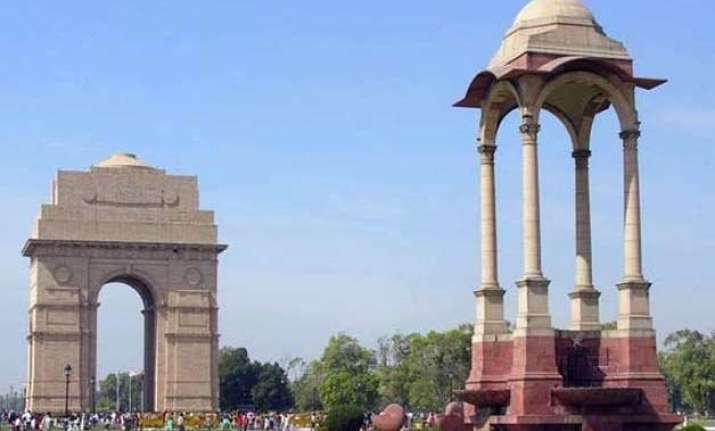 15 injured in clash in northwest delhi