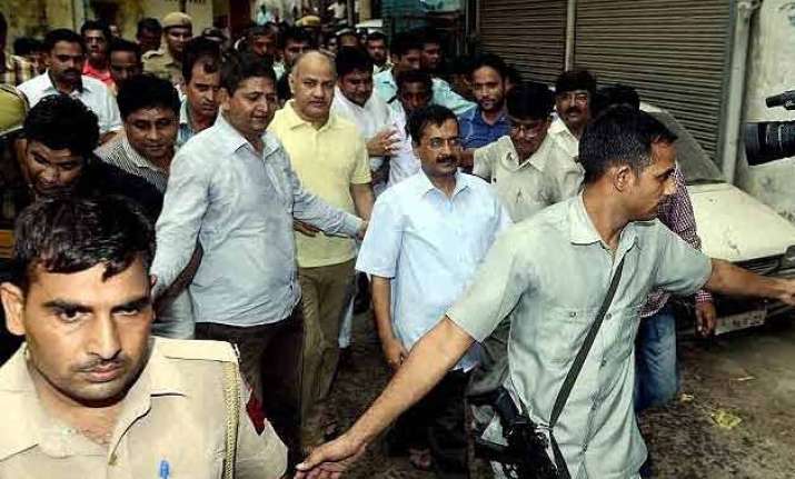 girl s murder kejriwal announces rs 5lakh compensation
