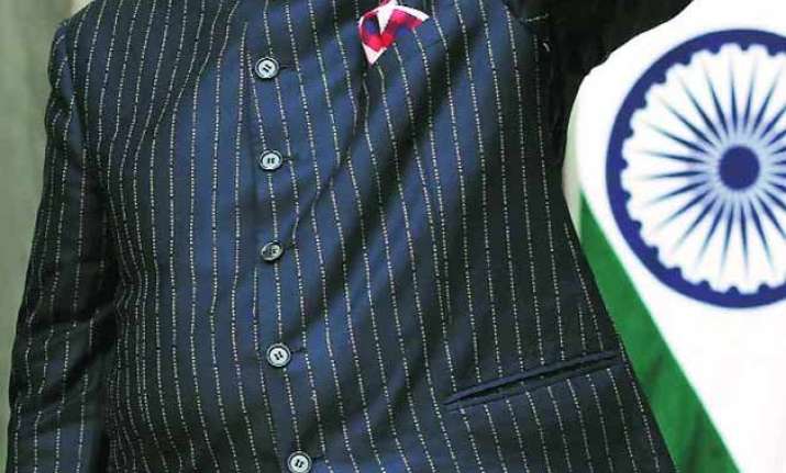 pm modi s monogrammed suit raises nearly 700 000 at auction