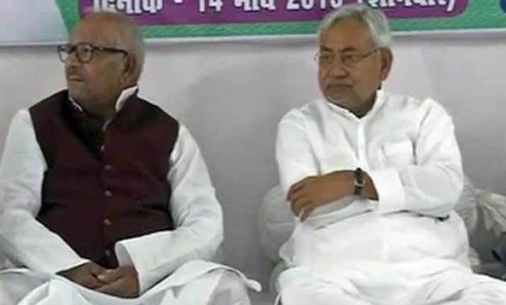 nitish kumar starts 24 hour satyagraha against land bill