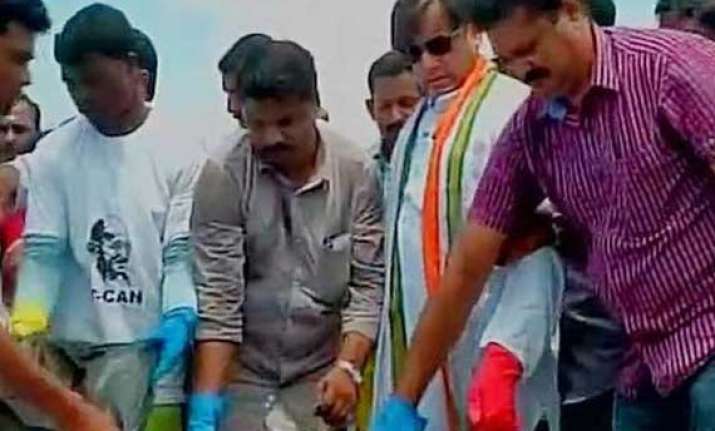 shashi tharoor joins swachh bharat abhiyan