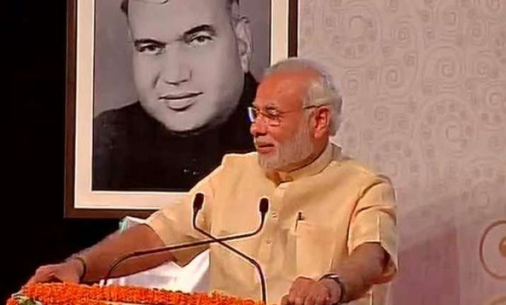 pm modi takes dig at dynastic politics
