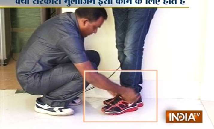 bengal minister gets security guard to tie his shoes