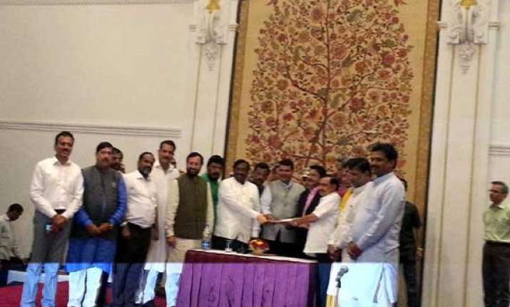 maharashtra devendra fadnavis meets governor stakes claim