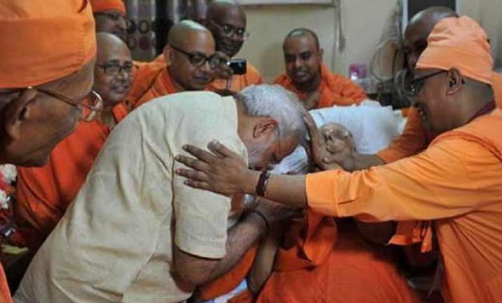 pm modi turns emotional as he visits belurmath