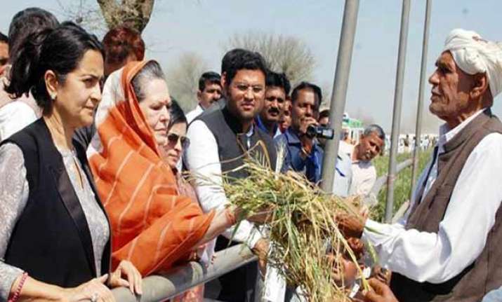 sonia gandhi seeks compensation for farmers hit by