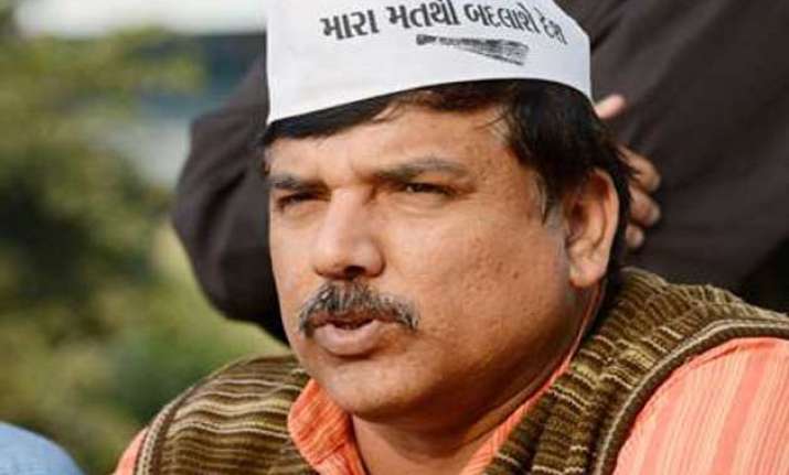 aap leader visits deceased farmer s kin offers rs 10 lakh