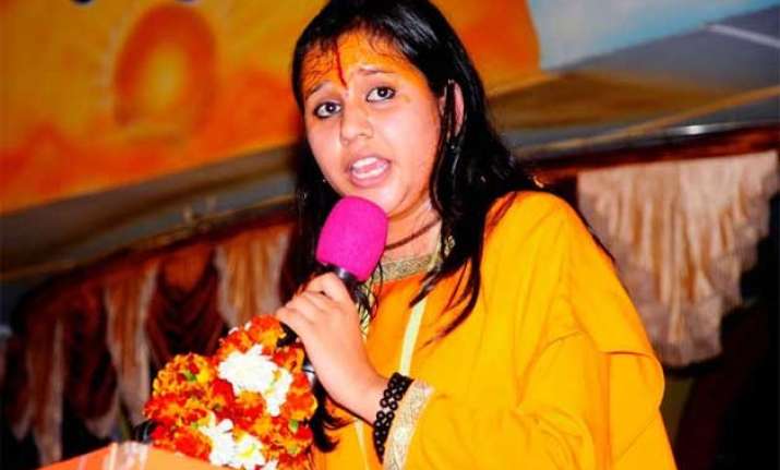indians praising pak should be hit with shoes sadhvi