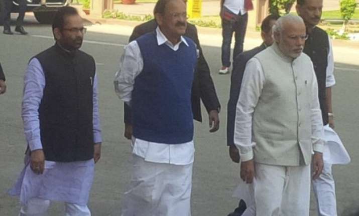 pm modi asks bjp mps to aggressively defend govt on jnu