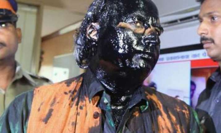 6 shiv sena workers held for ink attack on sudheendra