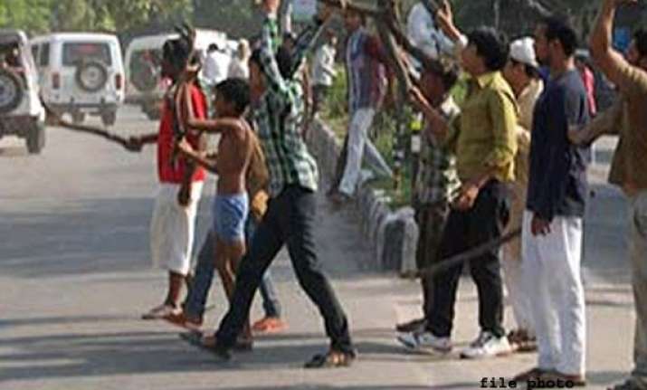 cpm leaders held cong bjp teams stopped from entering makra