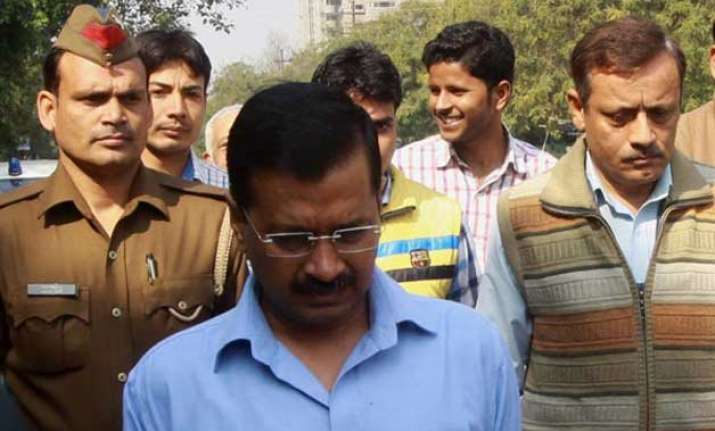 kejriwal threatened to resign asked nc to choose between