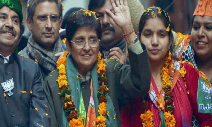 delhi polls kiran bedi sends legal notice to aap chief