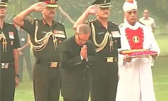 leaders pay tributes to indira gandhi on death anniversary