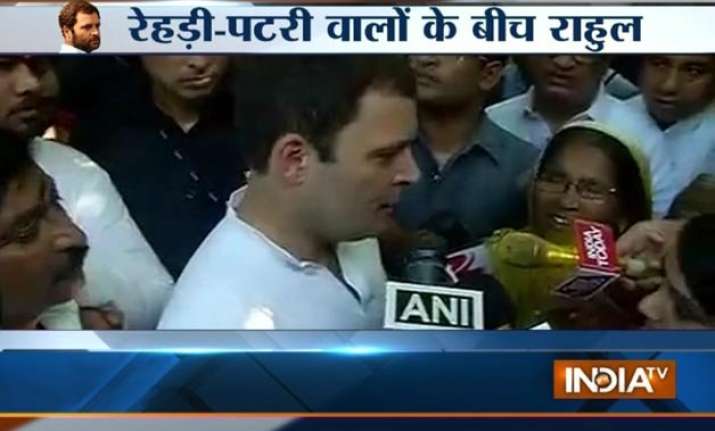 rahul gandhi meets street vendors in delhi