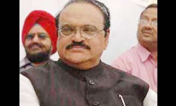 bhujbal downplays big b controversy