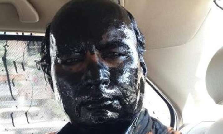 shiv sena activists throw ink on sudheendra kulkarni