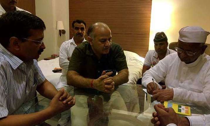 anna hazare meets kejriwal suggests patch up with prashant