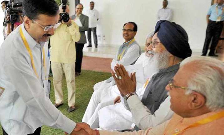 arvind kejriwal opposes land bill meddling in delhi affairs