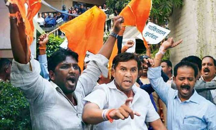 shiv sainiks disrupt play by pakistani actors in gurgaon