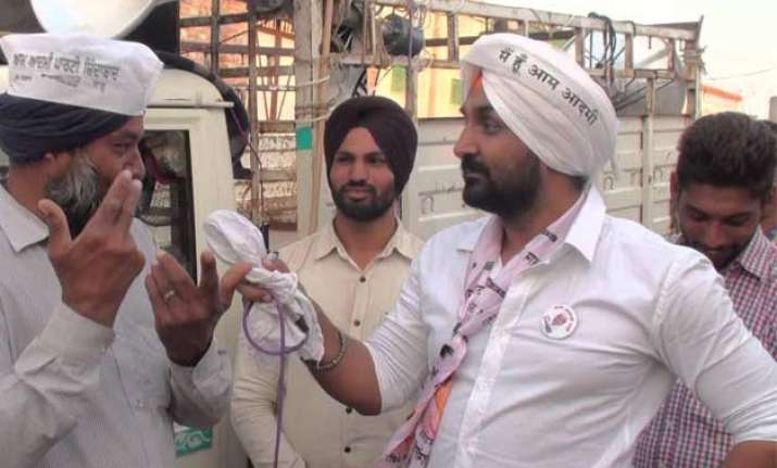 aap leaders protest burn effigies of badal over moga bus