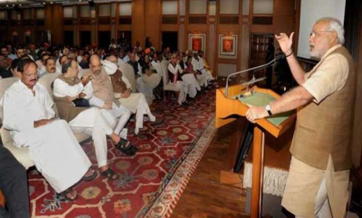 shiv sena praises narendra modi for hosting tea party