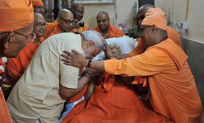 pm modi meets ailing guru in hospital