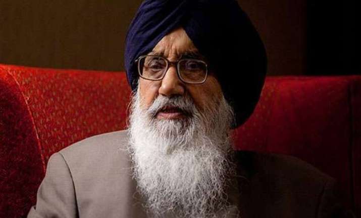 punjab cm parkash singh badal meets slain police officer s