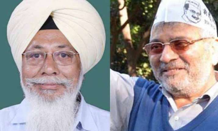 bjp yogendra yadav attacks expulsion of aap mps