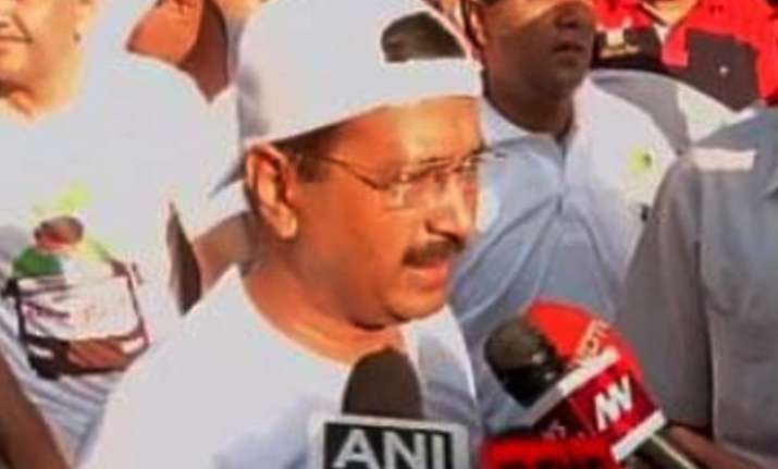 kejriwal leads cycle rally to mark delhi s car free day