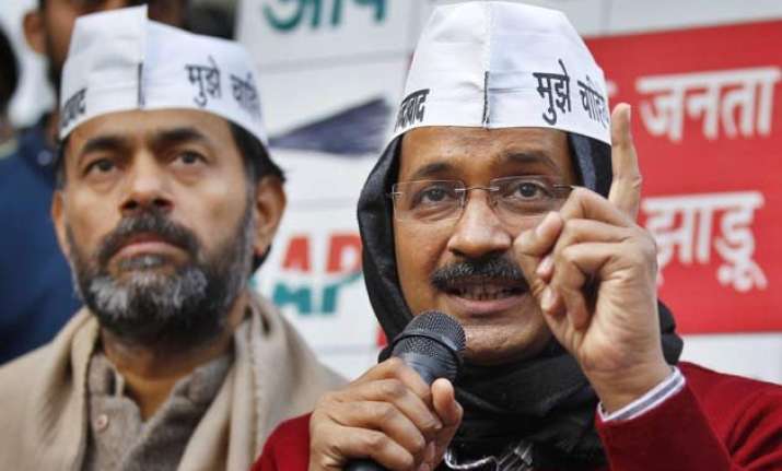talks going good between yadav kejriwal camps