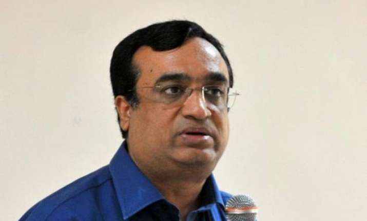 maken challenges kejriwal for debate on unauthorised