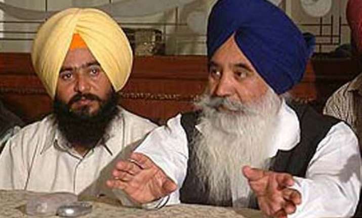 punjab police officer misbehaves with rebel akali mla s wife