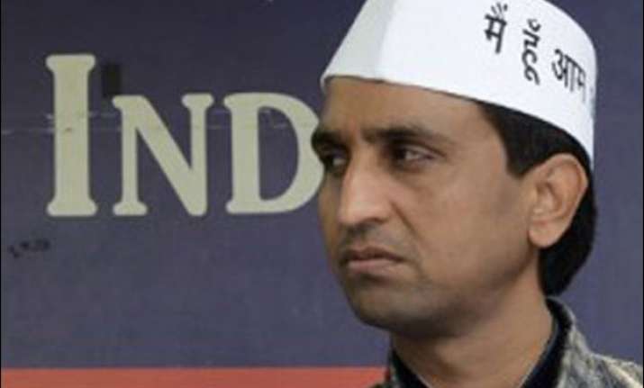 police to probe complaint against kumar vishwas dcw tells hc