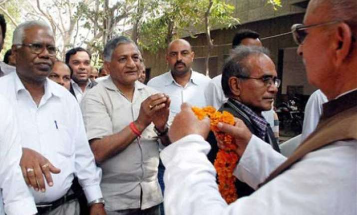 cong asks pm modi to apologise for dog analogy of vk singh