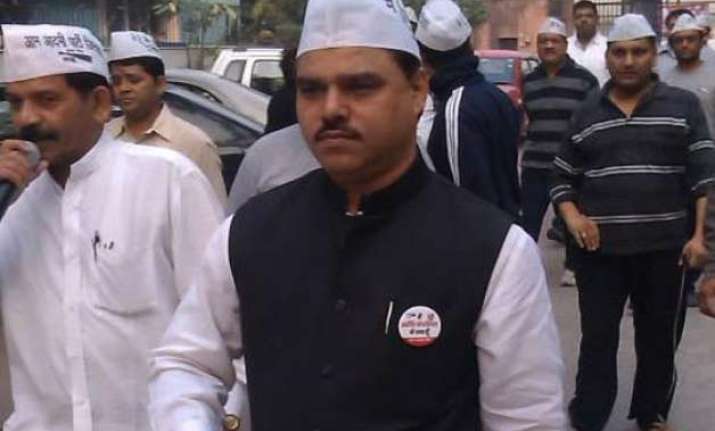 delhi law minister denies fake certificate charge