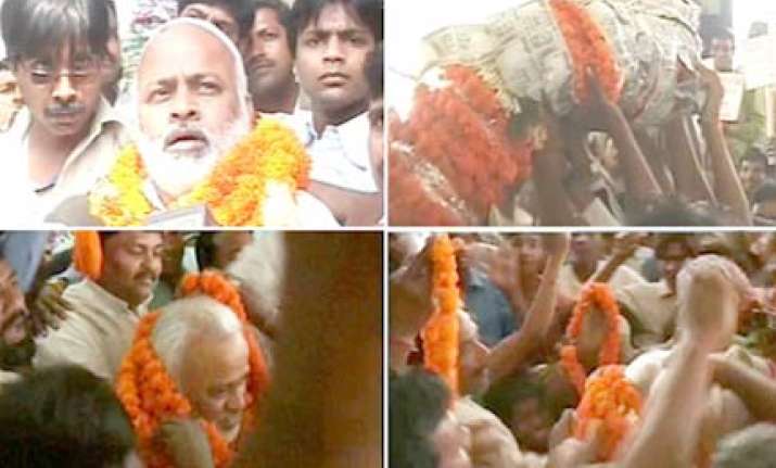 chaos over garland of notes in patna