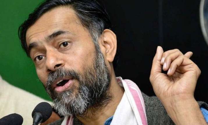 yogendra yadav meets farmers in maharashtra