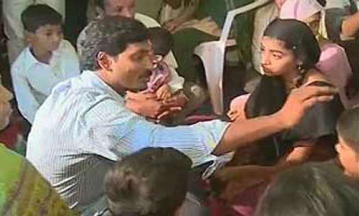 jagan resumes odarpu yatra slams congress tdp