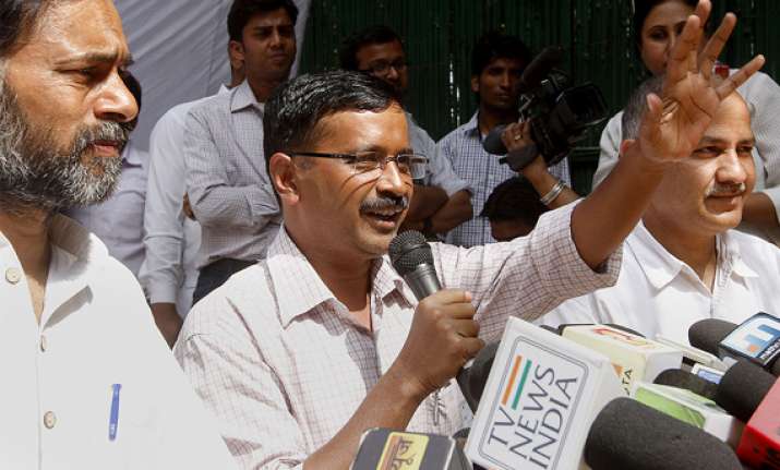kejriwal s road show in chandni chowk attracts huge crowd