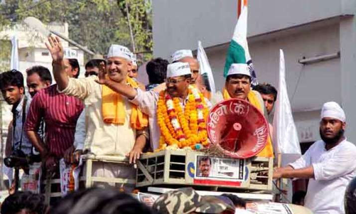 kejriwal slams modi rahul for their helicopter democracy