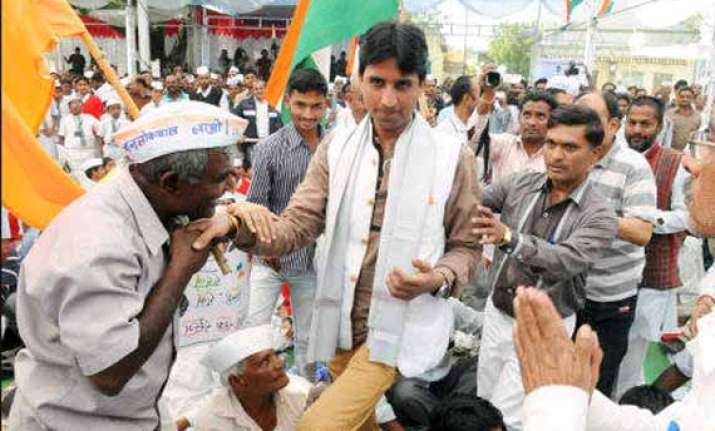 kumar vishwas to visit amethi on feb 4