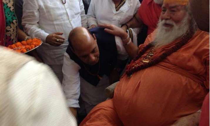 ls elections rajnath singh takes blessings of shankaracharya
