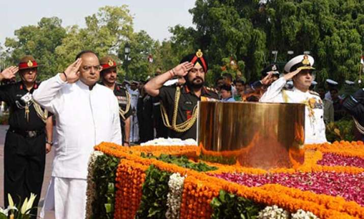 leaders pay homage to kargil martyrs