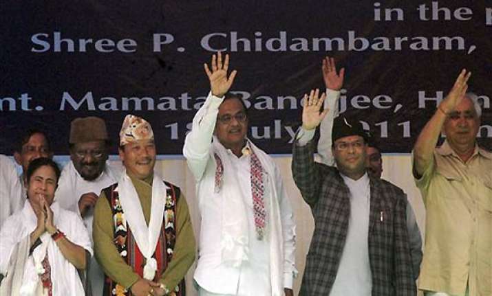 mamata criticises cpi m regional parties for opposing accord