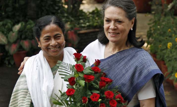 mamata to hold discussions with sonia on presidential