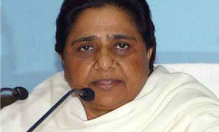 maya calls for mulayam s mental treatment over sexist remark