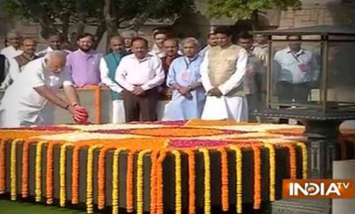 modi pays tribute to mahatma gandhi meets vajpayee