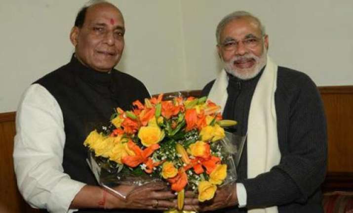 modi praises rajnath makes an indirect dig at advani
